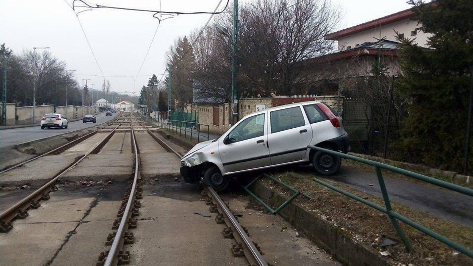 A villamossíneken állt meg egy kihajtó autó a Németvölgyi úton