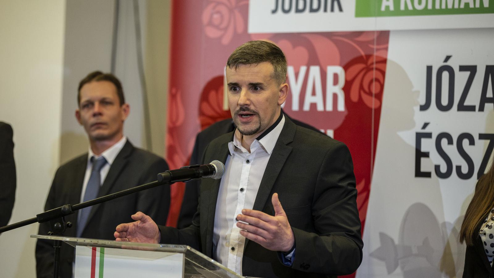 Szabó Gábor a képen balról Jakab Péter elnök mellett