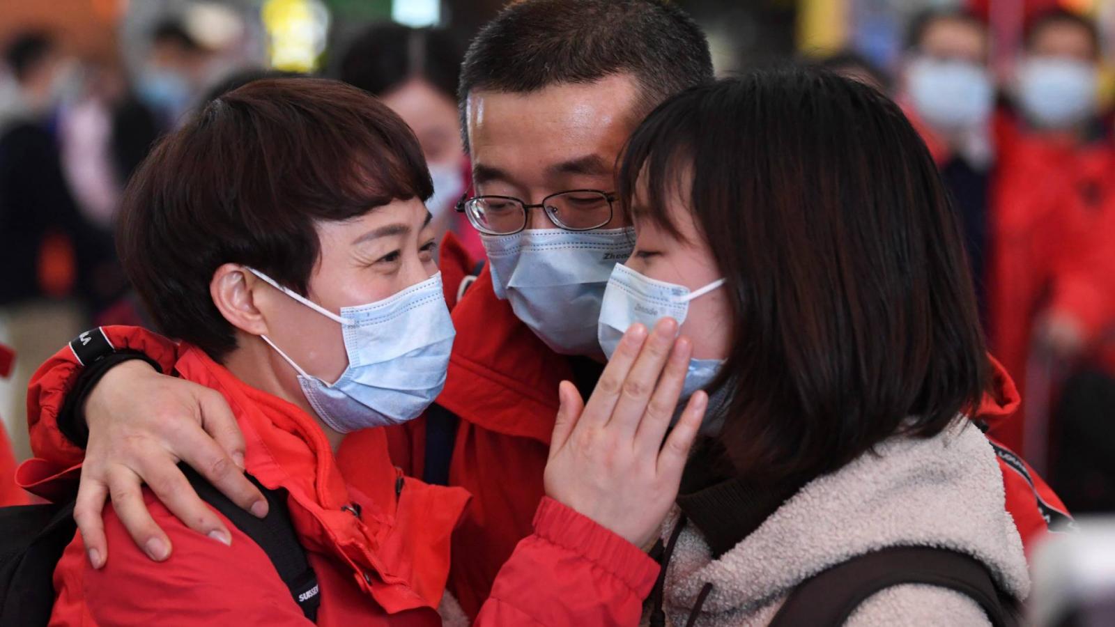 Luo Yueying, a Chongqing Orvosi Egyetem kórházának főnővére búcsúzik lányától és férjétől. A főnővér egy egészségügyi team tagjaként a koronavírusfertőzés kitörési helyére, az 58 milliós Hupej tartományba utazik