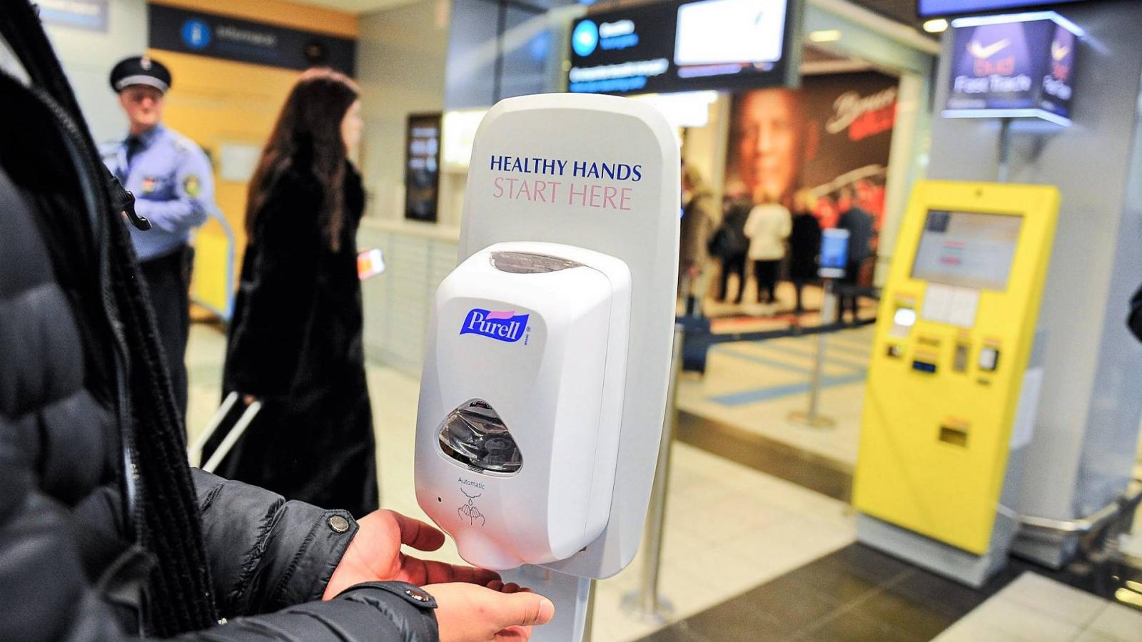 Kézfertőtlenítő a ferihegyi repülőtéren