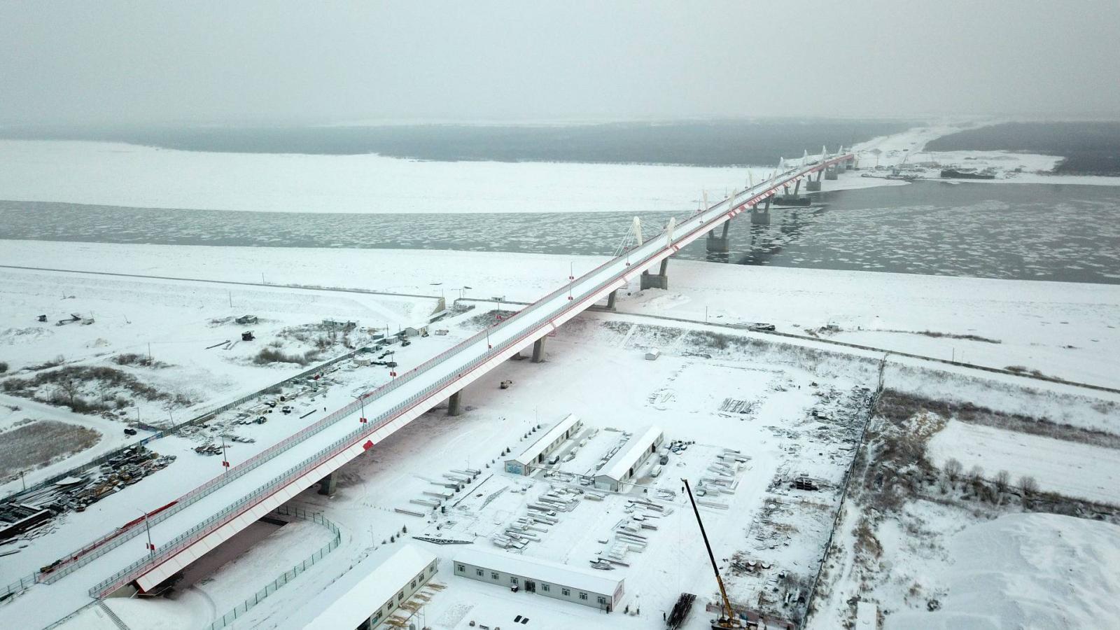 A Blagovescsenszk és Heihe között épült határhíd az Amur felett