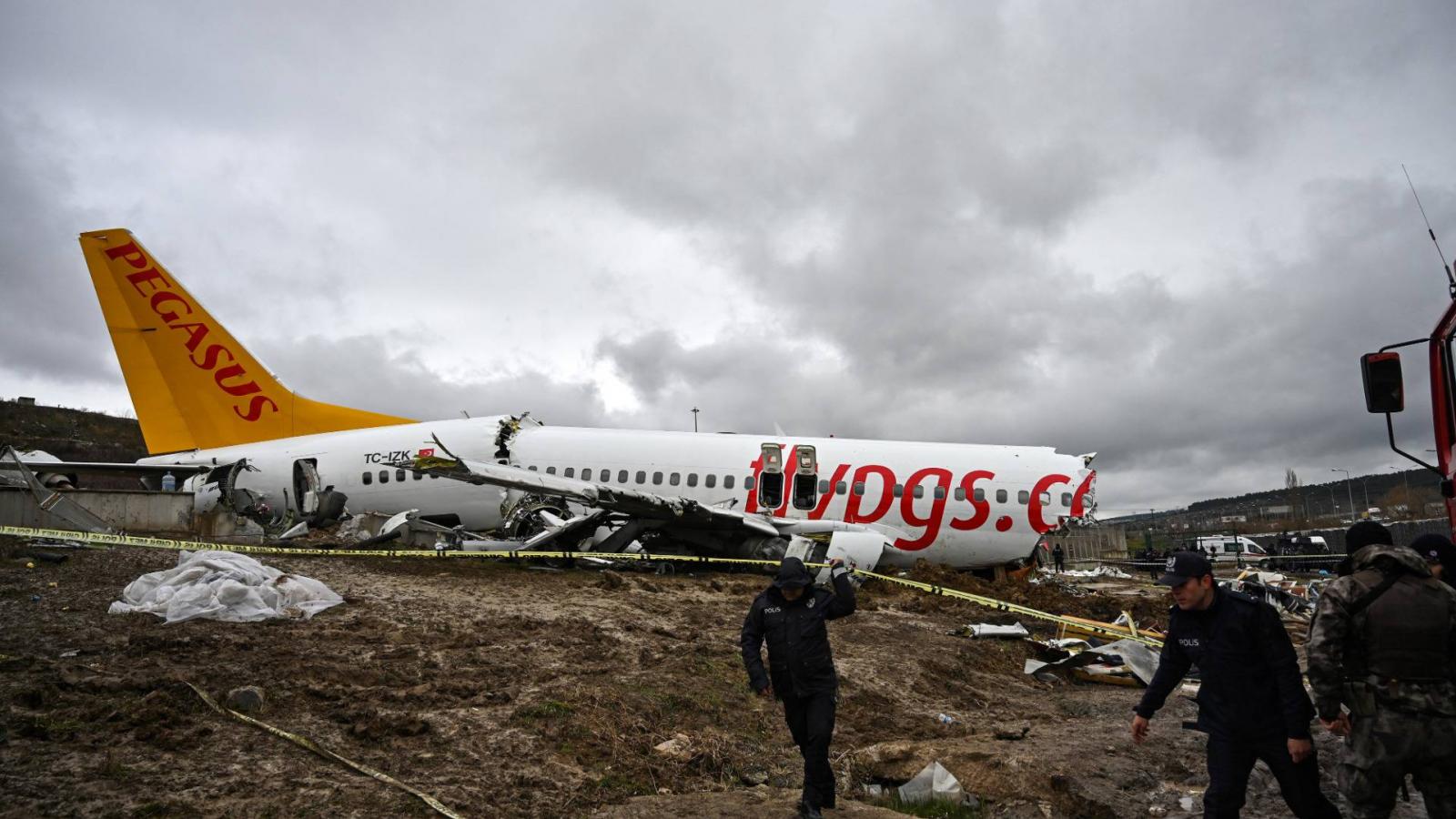 A Pegasus Airlines Boeingjének pilótafülkéje szó szerint letört a túlfutás közben