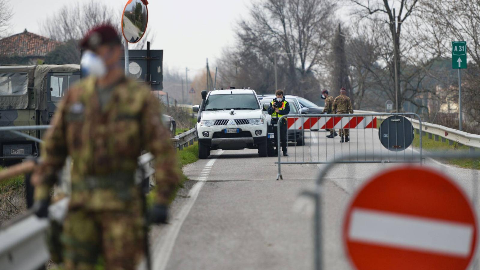 Útlezárás az olaszországi Vo` Euganeo település határában