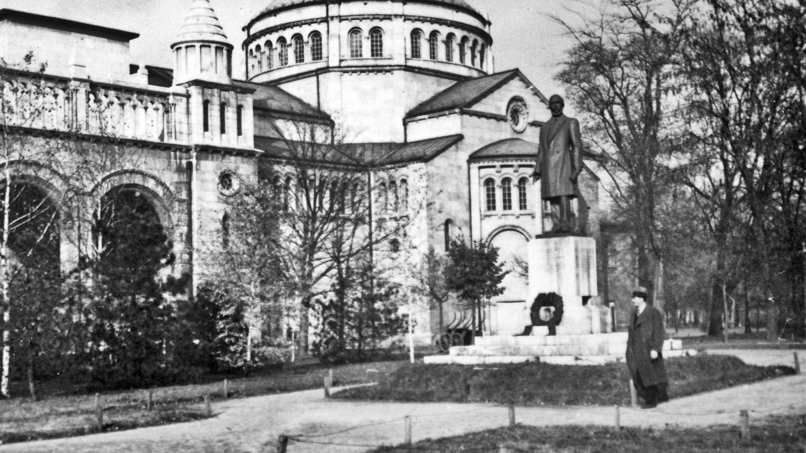 1938. Magyarország, Budapest XIV.,Városliget Regnum Marianum templom. Előtte az 1938-ban felállított Csengery Antal szobor.