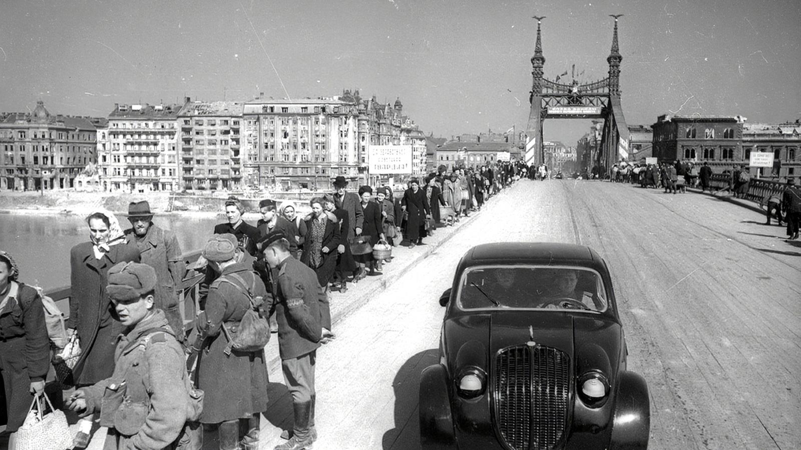 1945. Budapest, Szabadság híd, a pontonhíddal kiegészített hídroncs a Szent Gellért tér felől nézve