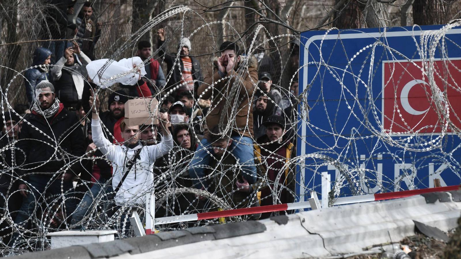 Menekültek a török oldalon a görög határnál