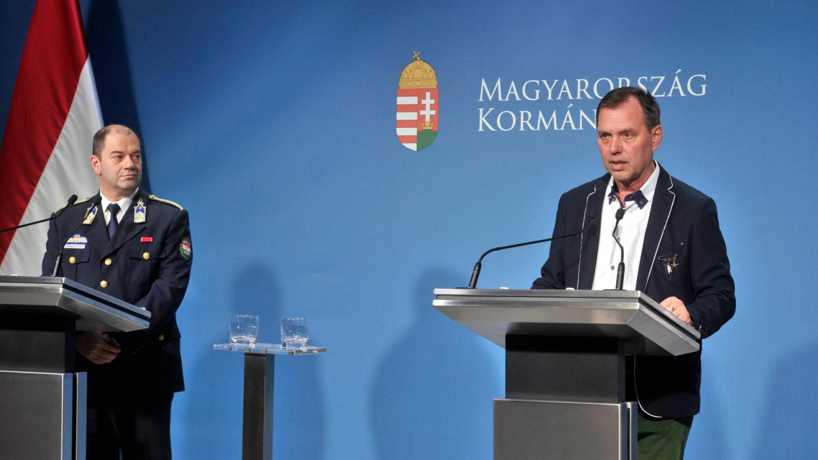 Lakatos Tibor, az operatív törzs ügyeleti központ vezetője (b) és Szlávik János, a Dél-pesti Centrumkórház - Országos Hematológiai és Infektológiai Intézet osztályvezető főorvosa rendkívüli sajtótájékoztatót tart a Miniszterelnöki Kabinetirodában Budapest