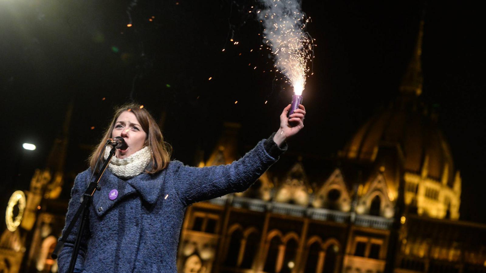 Donáth Anna kezéből ezt a füstgyertyát már nem csavarták ki