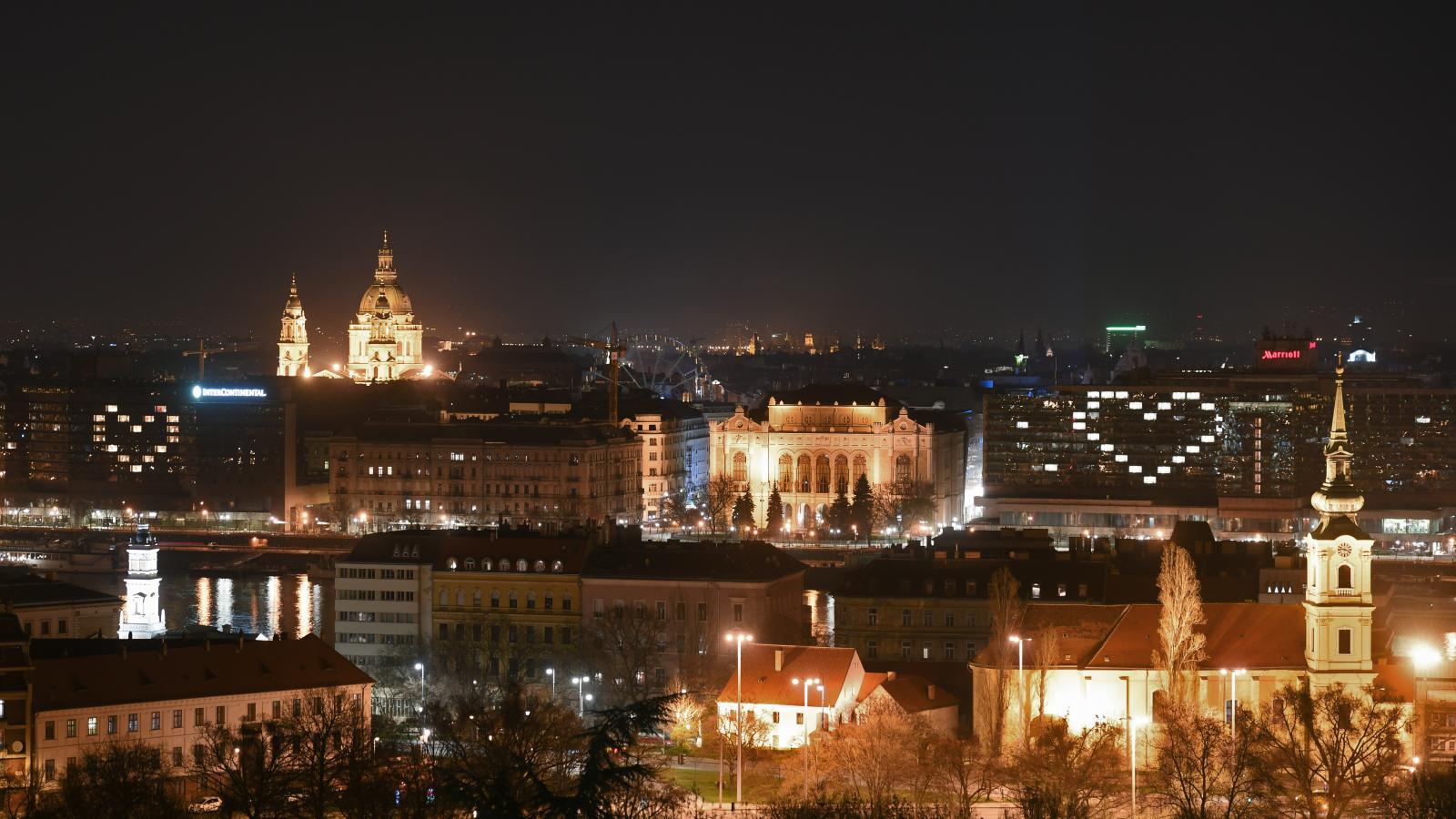 Két hatalmas szív rajzolódott ki péntek éjjel Budapesten a Hotel Intercontinental és a Marriott ablakain.