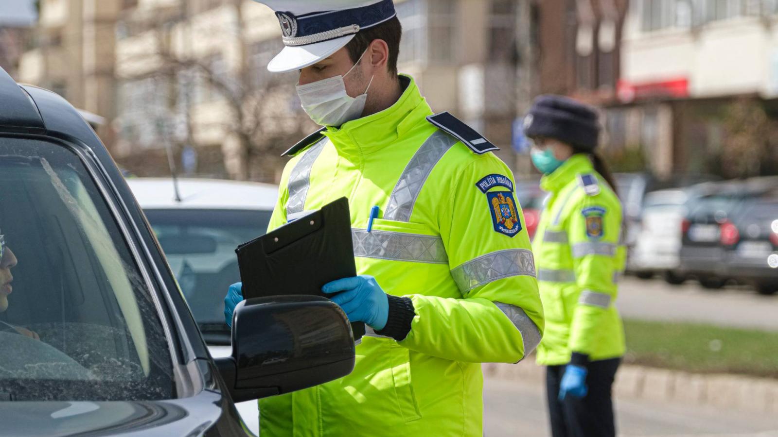 Rendőr autóst ellenőriz az erdélyi Csíkszeredában