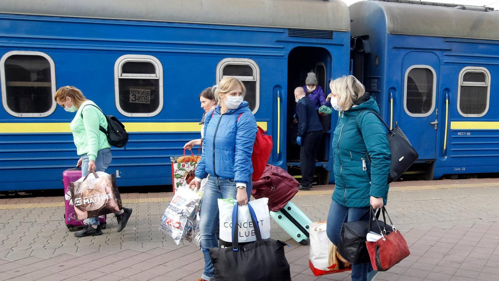 Utasok szállnak le egy Moszkvából érkező vonatról a kijevi főpályaudvaron