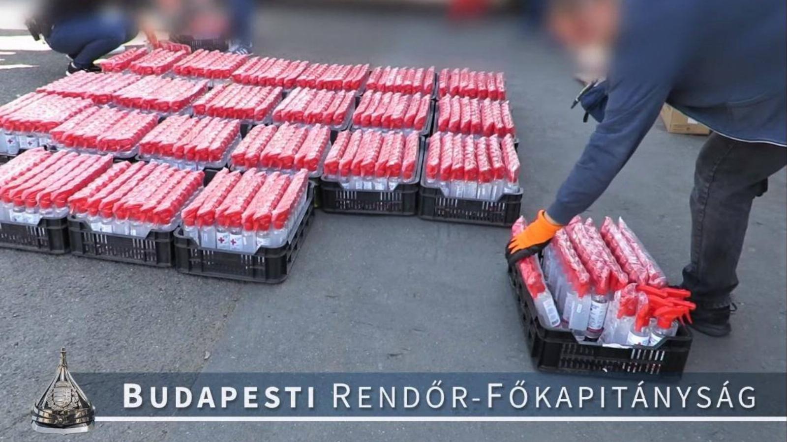 Rendőrök pakolják a több mint ezer flakon hamisított fertőtlenítőt