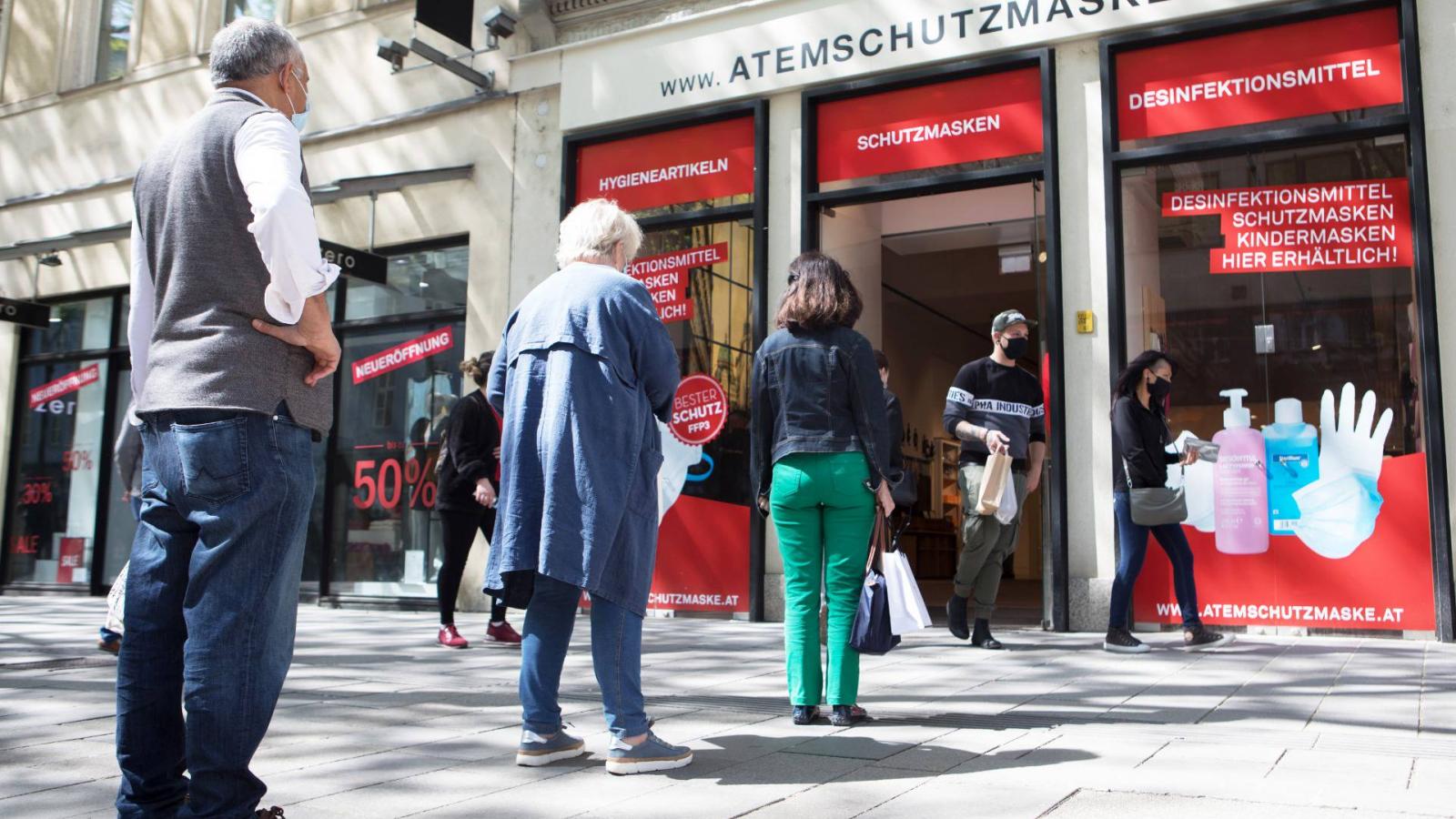 Védőmaszkokat árusító üzlet előtt kígyózó, szigorúan biztonságos sor a híres Mariahilferstrassén