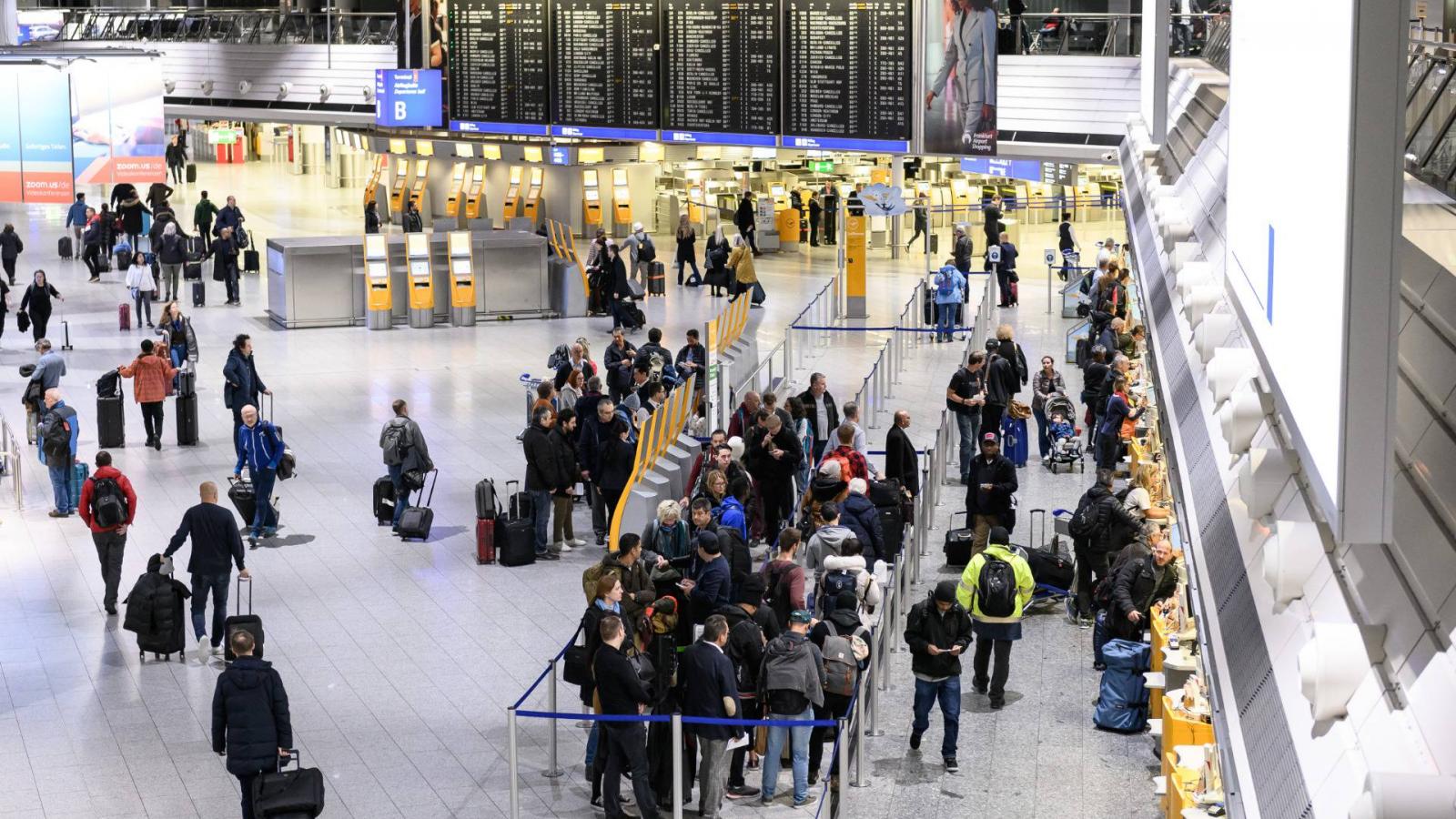 Utasok várakoznak frankfurti reptér 1-es terminálján