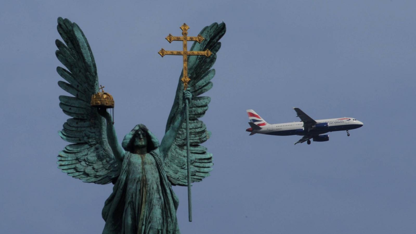 A British Airways egyik gépe a fővárosi Hősök tere felett