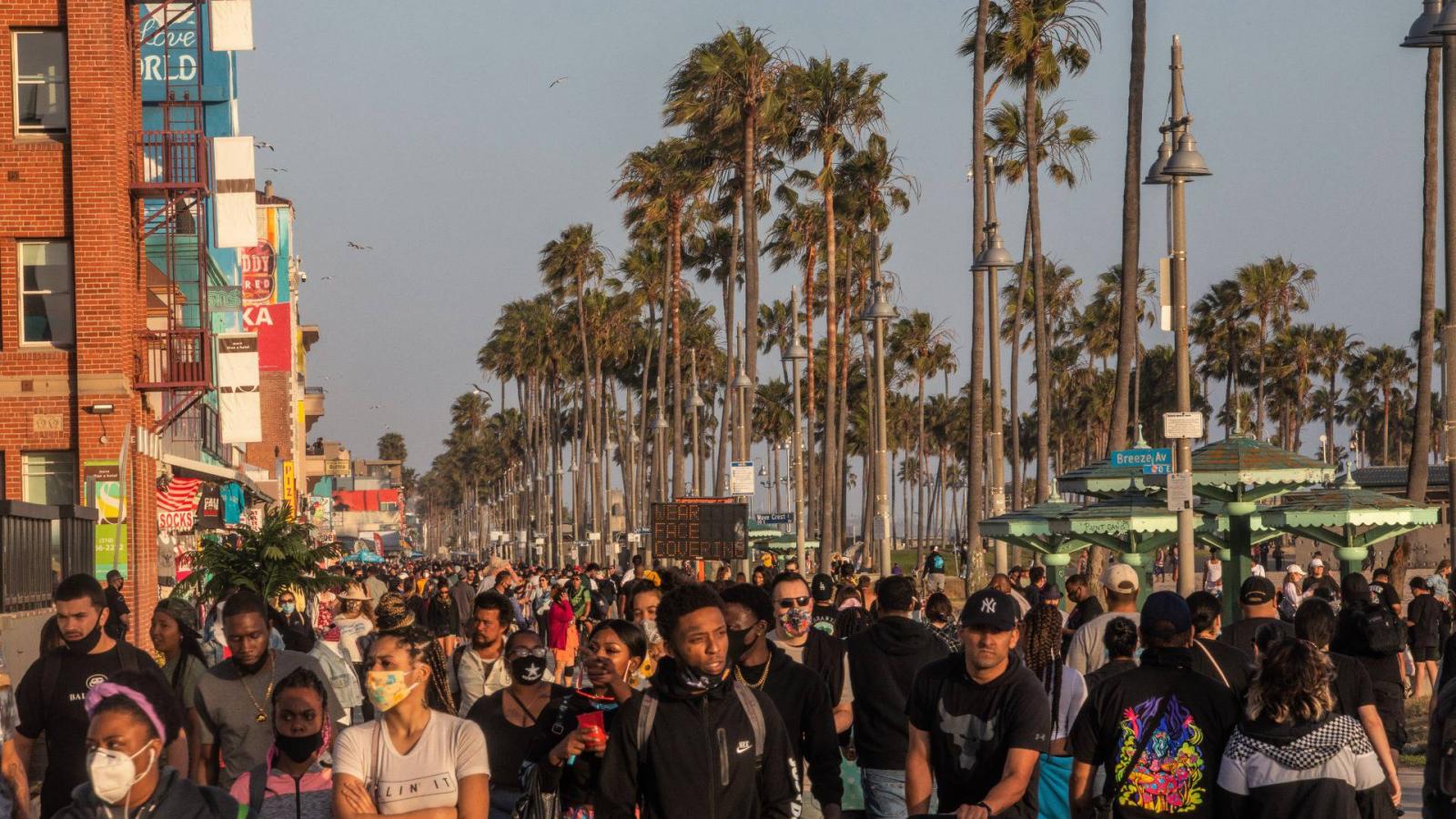 A kaliforniai Venice Beach az újranyitás hétvégéjén.