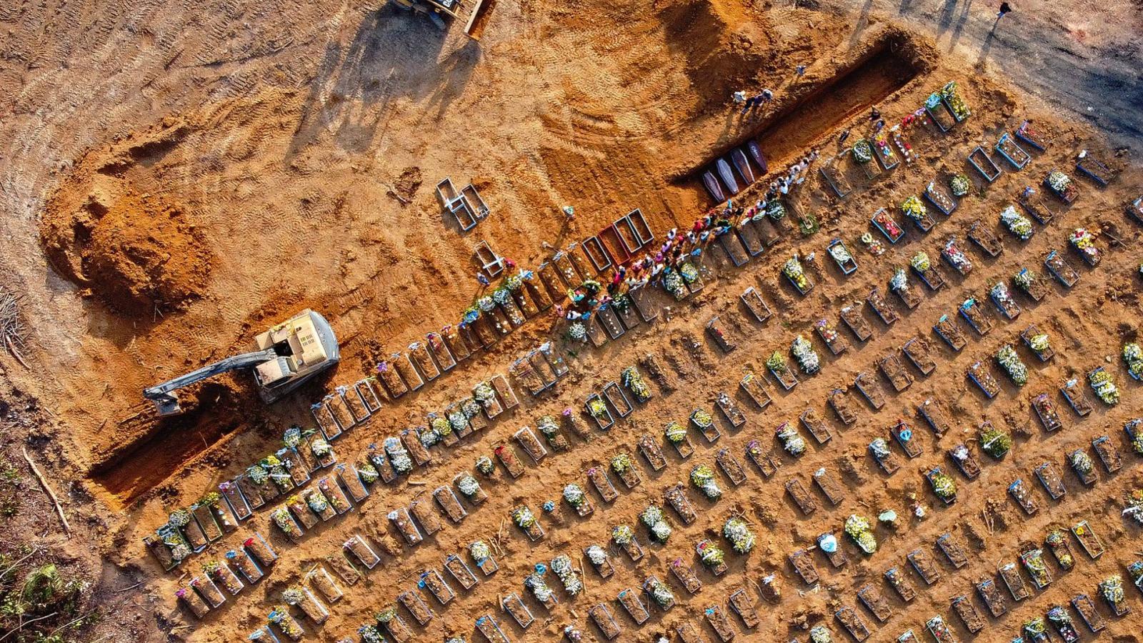 A brazíliai Manaus új járványtemetőjében tömegsírba temetnek, mert nem győzik a sírásók. A brazil kormány eközben unortodox módszert talált a járványhelyzet javítására: törölték honlapjukról több hónap összegyűjtött koronavírus-statisztikáját