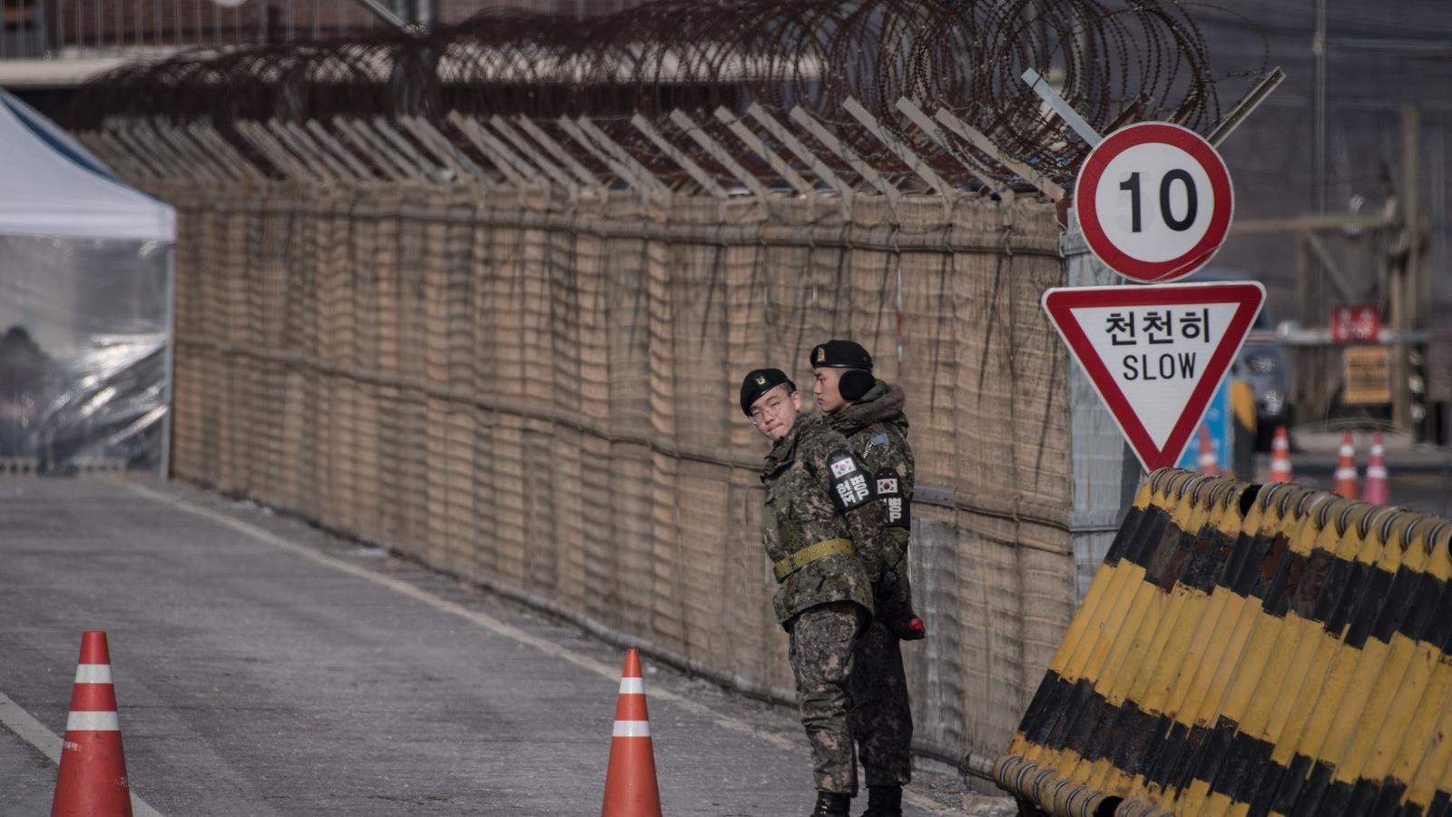 Déli katonák a két Korea határán fekvő demilitarizált zónánál