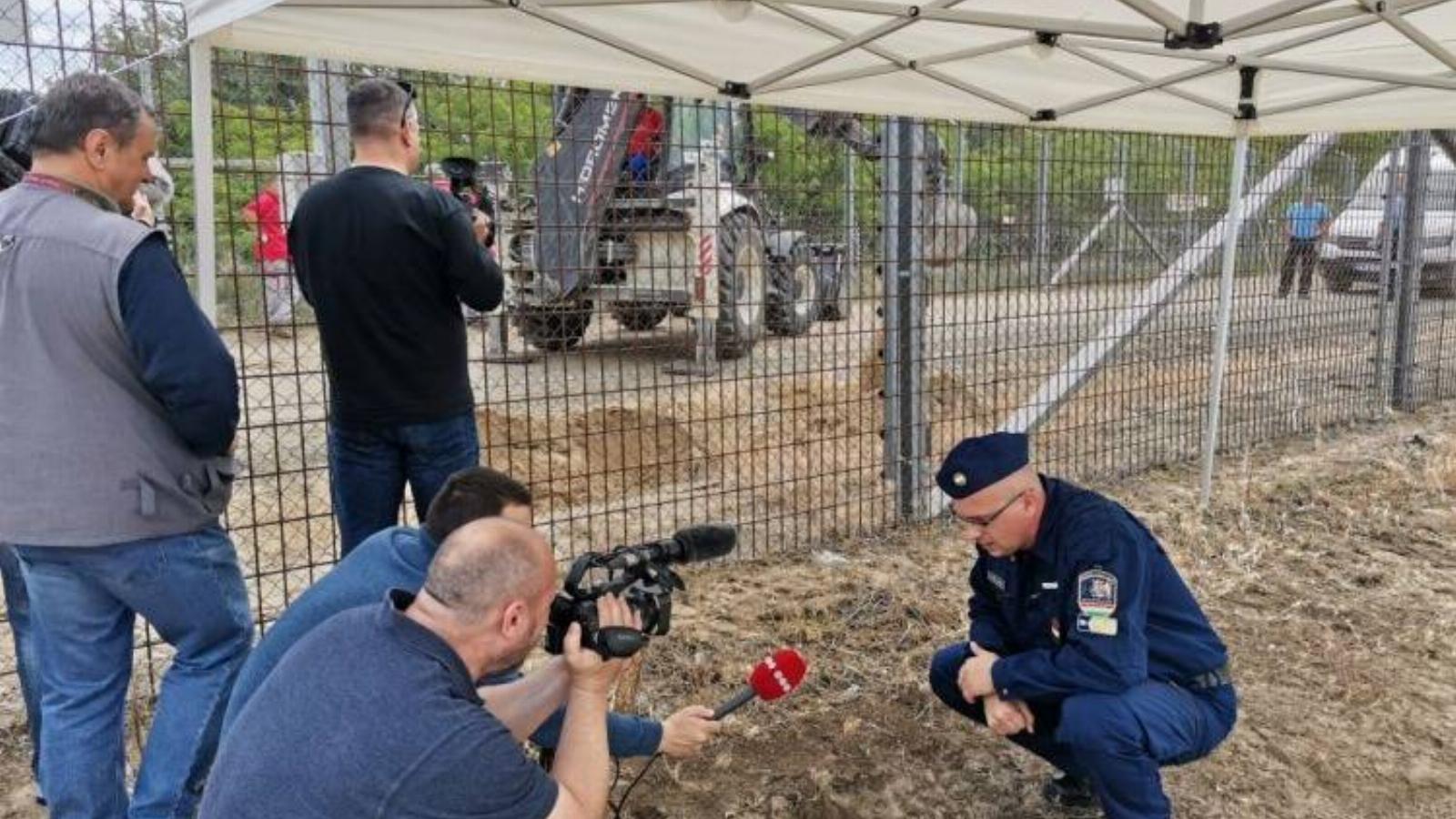 Egy rendőr ad interjút a mórahalmi állítólagos migránsalagút kijárata felett