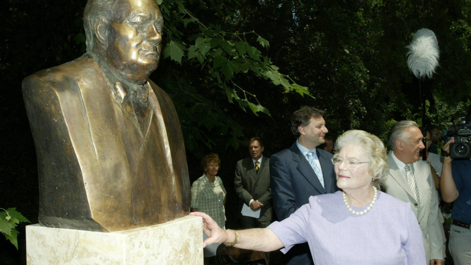 A városligeti Churchill-szobor 2003-as avatása. Az ünnepségen az egykori brit miniszterelnök lánya mellett részt vett Kovács László külügyminiszter, Hiller István kulturális miniszter, és Demszky Gábor főpolgármester is