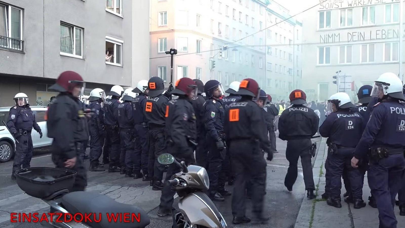 Képkocka az Einsatzdoku Wien szombati tüntetésről készült összeállításából