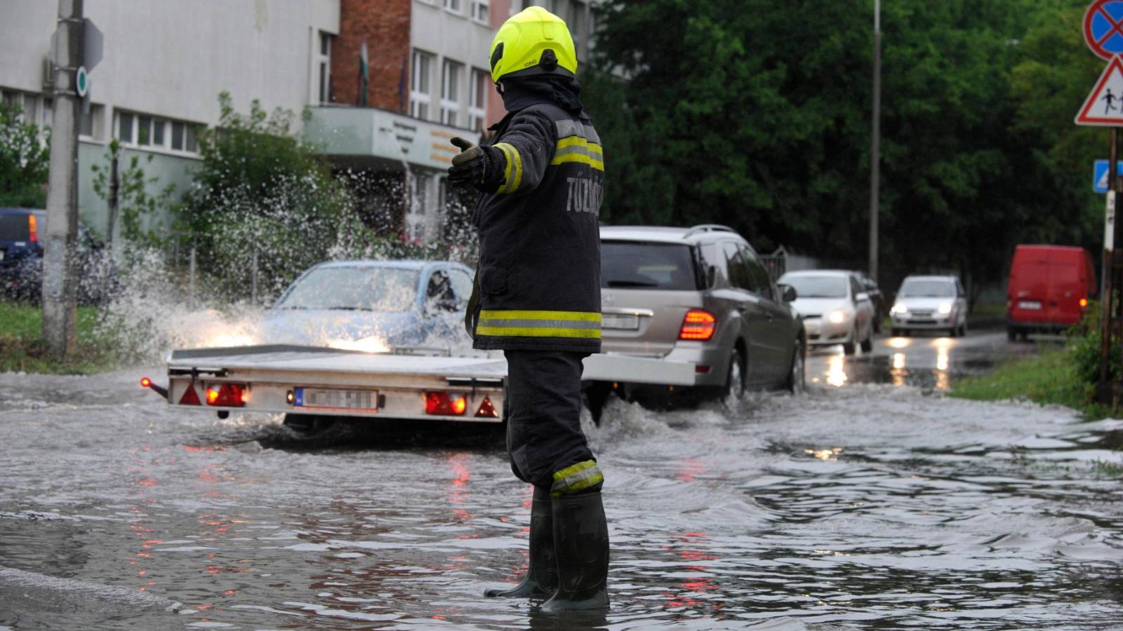 Budapesti tűzoltó egy júniusi vihar után