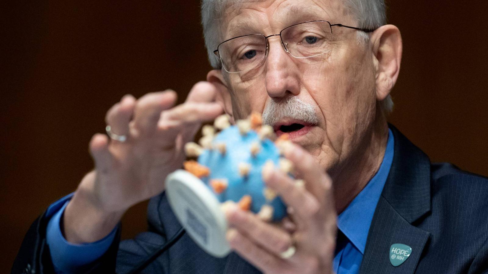 Dr. Francis Collins, az amerikai Nemzeti Egészségügyi Intézet igazgatója egy koronavírus-modellt tart a kezébem szenátusi meghallgatásán