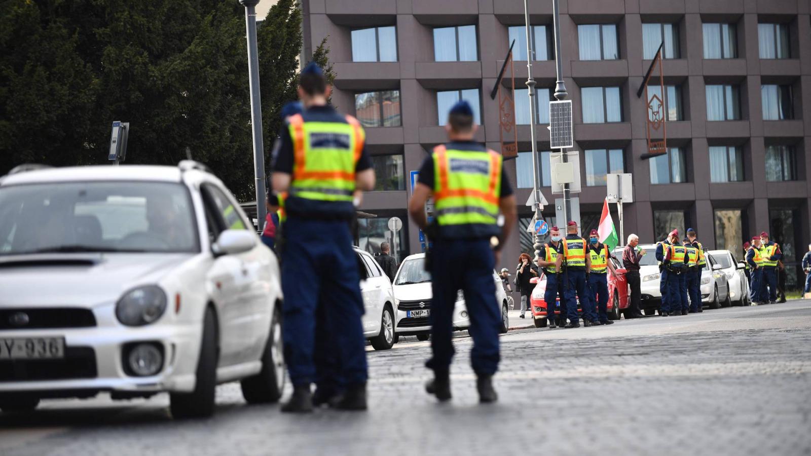 Intézkedő rendőrök az egyik dudálós tüntetésen