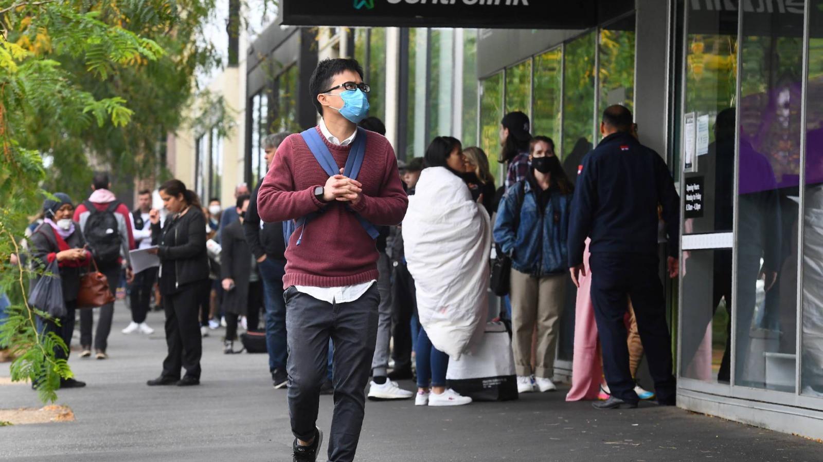 Tömeg egy Melbourne-i munkaügyi iroda előtt