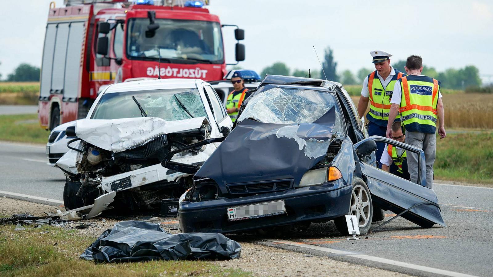 Rendőrségi helyszínelés az 55-ös főúton, Csávoly közelében, ahol összeütközött két személygépkocsi