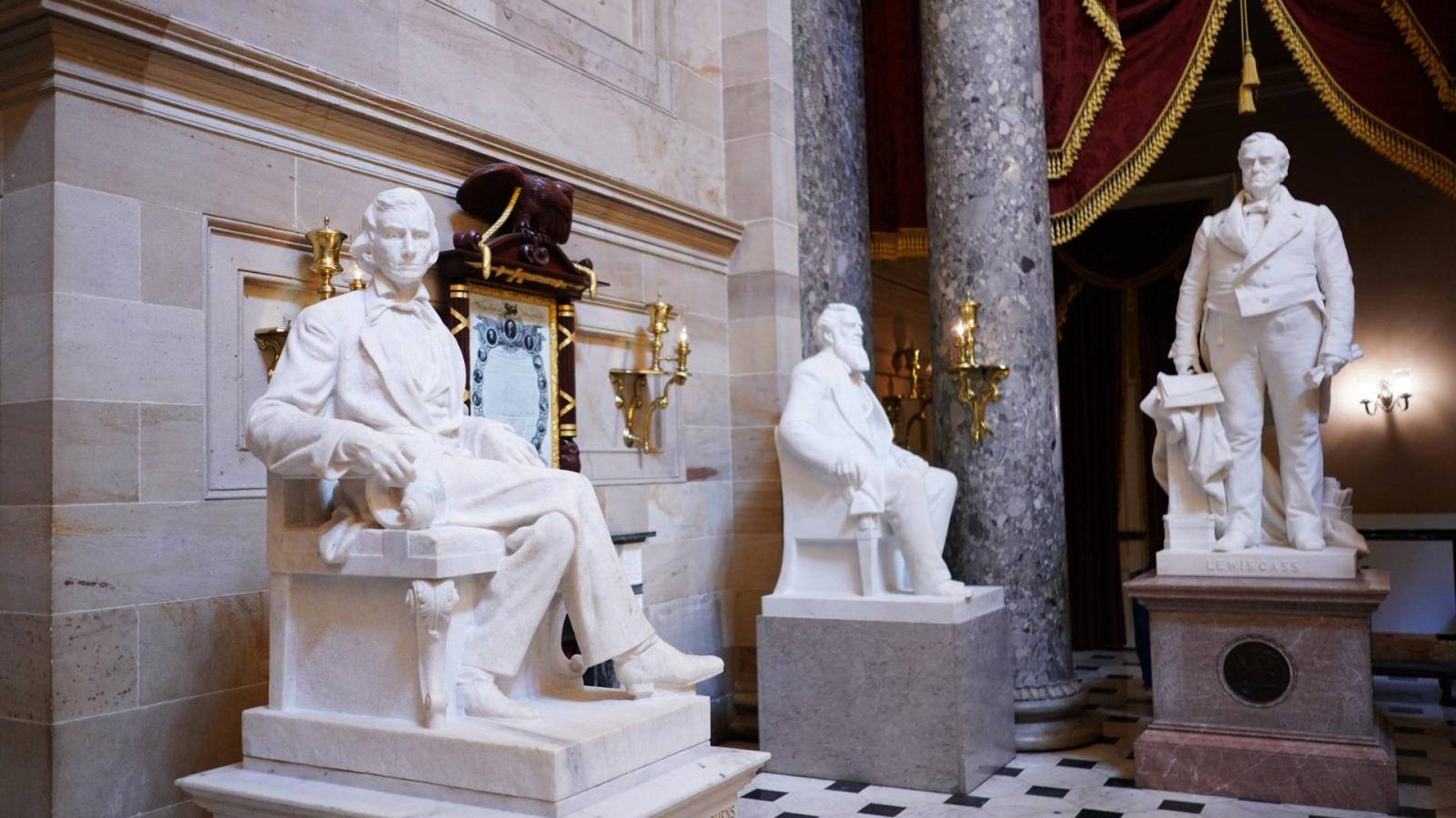 Balról aAlexander Hamilton Stephens konföderációs elnök szobra