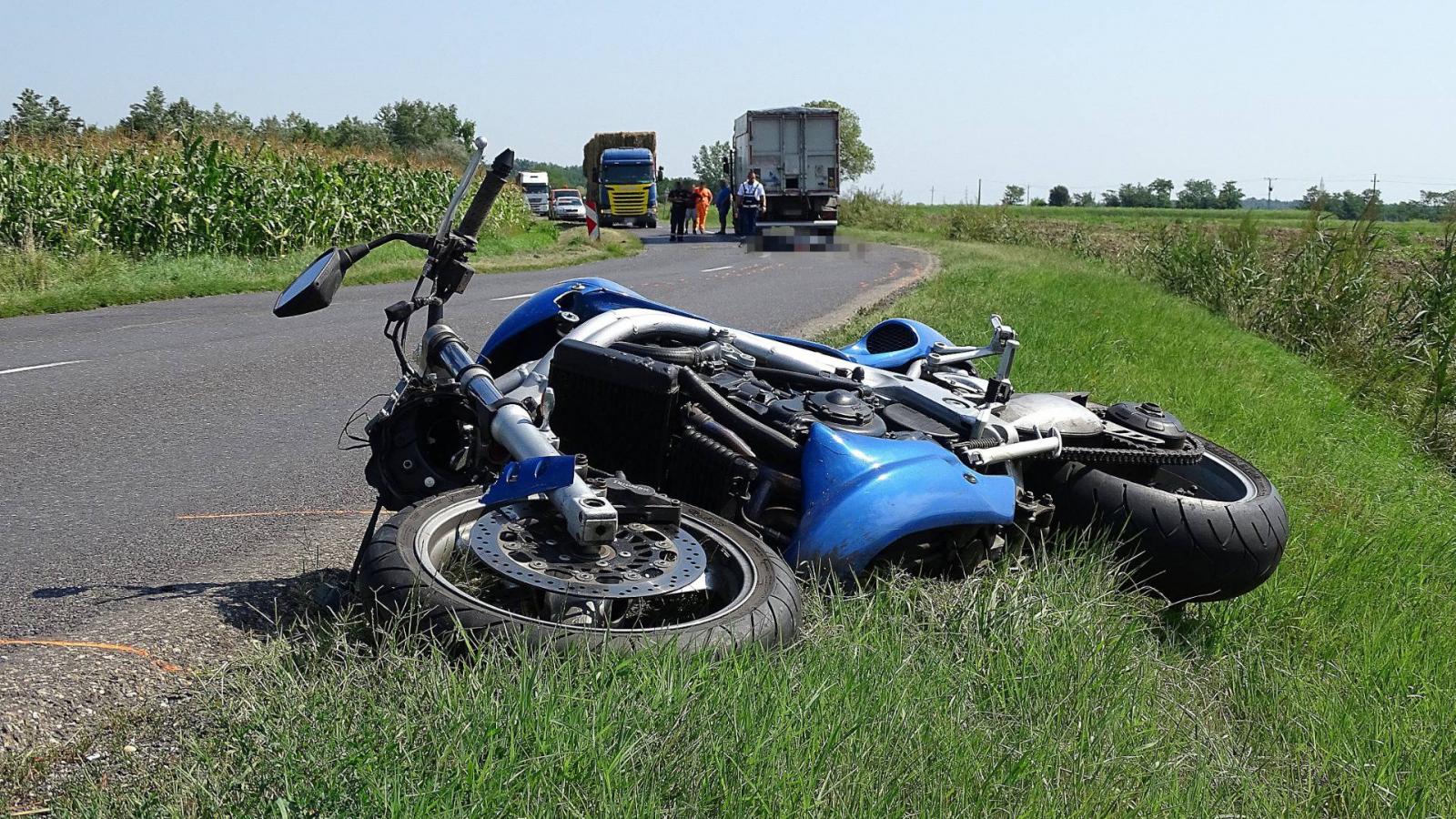 Motorkerékpár a Kiskunfélegyháza és Tiszaalpár közötti úton