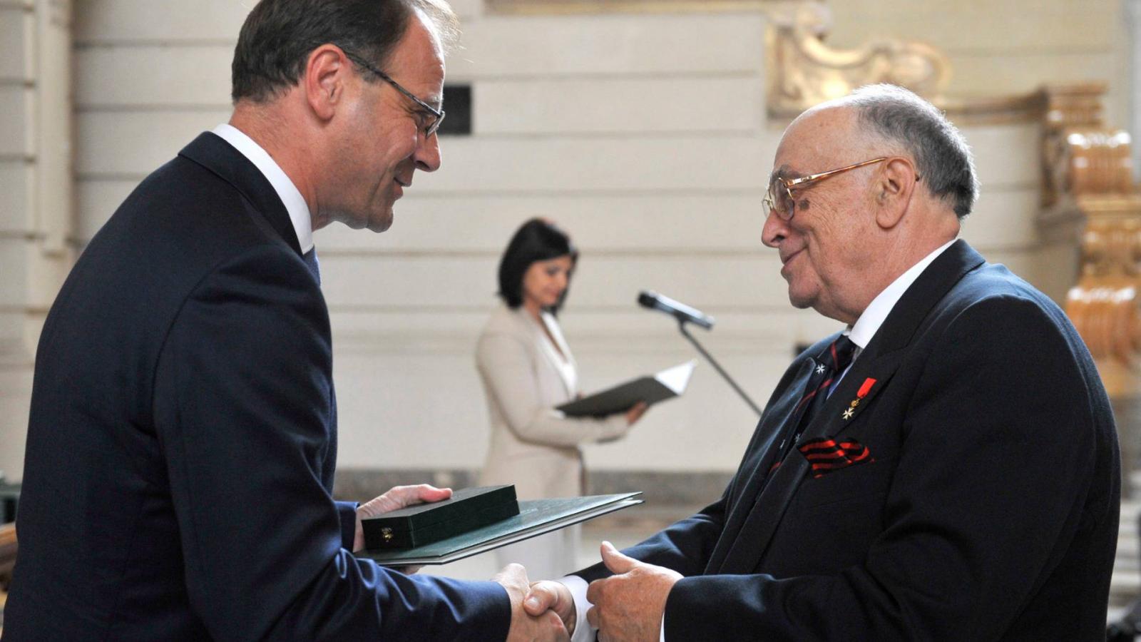 Bácskai Lauró István filmrendező (j) átveszi a Magyar Érdemrend tisztikeresztje kitüntetést Navracsics Tibor miniszterelnök-helyettestől az augusztus 20-ai nemzeti ünnep alkalmából a Néprajzi Múzeumban rendezett ünnepségen 2012. augusztus 17-én