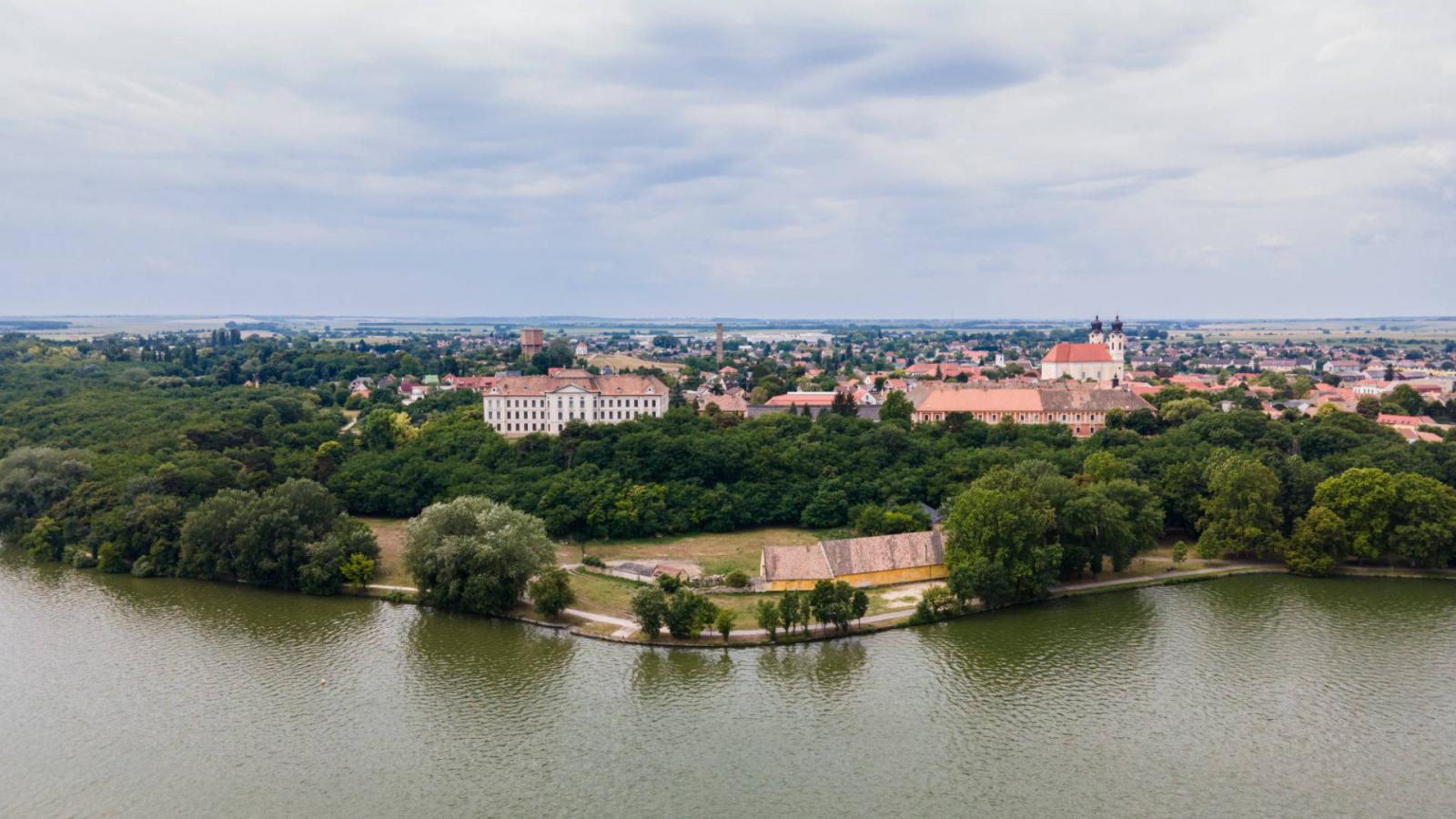 A tatai Öreg-tó partját építenék be