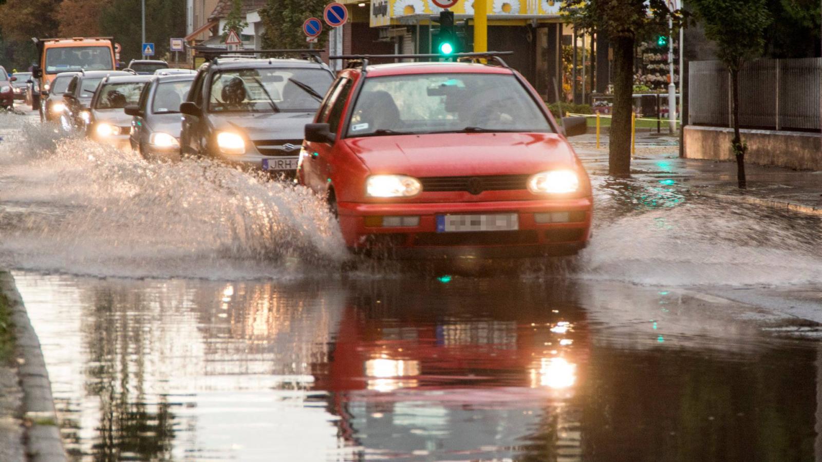 Győrben csak vizet hasítva lehetett autózni