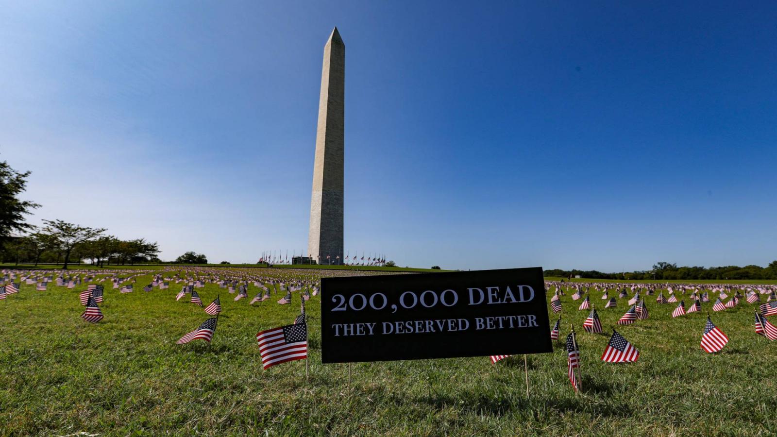 200 ezer halott. Jobbat érdemeltek volna - üzeni az amerikai áldozatok emlékére készített installáció a National Mall nemzeti parkban, Washington DC-ben