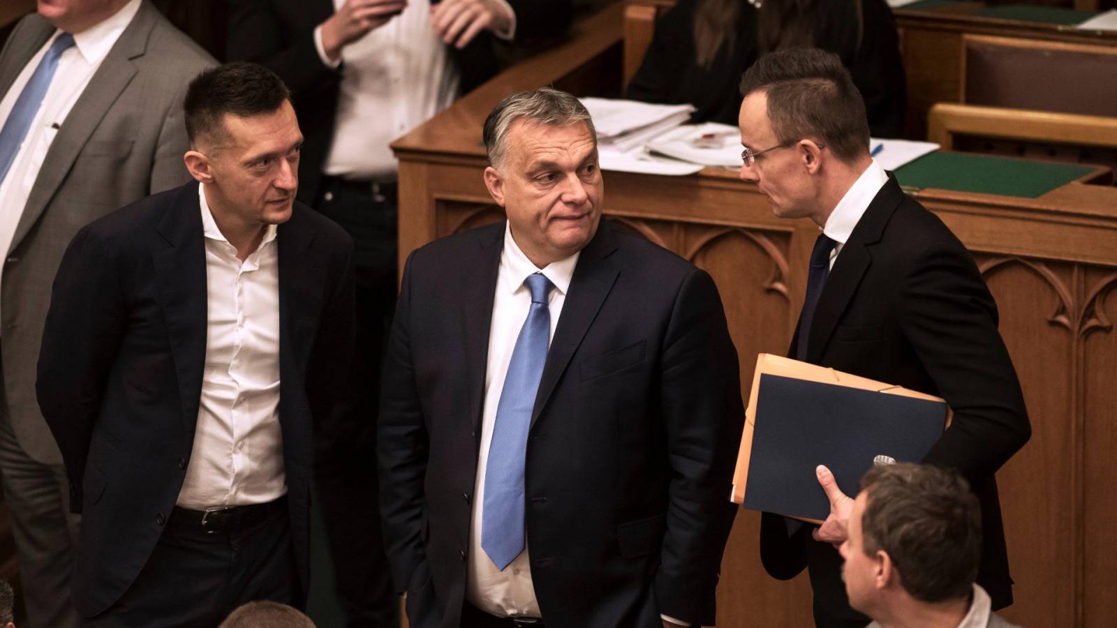 Orbán Viktor (középen), a „kanyarban előző” Szijjártó Péterrel (jobbra) egyeztet