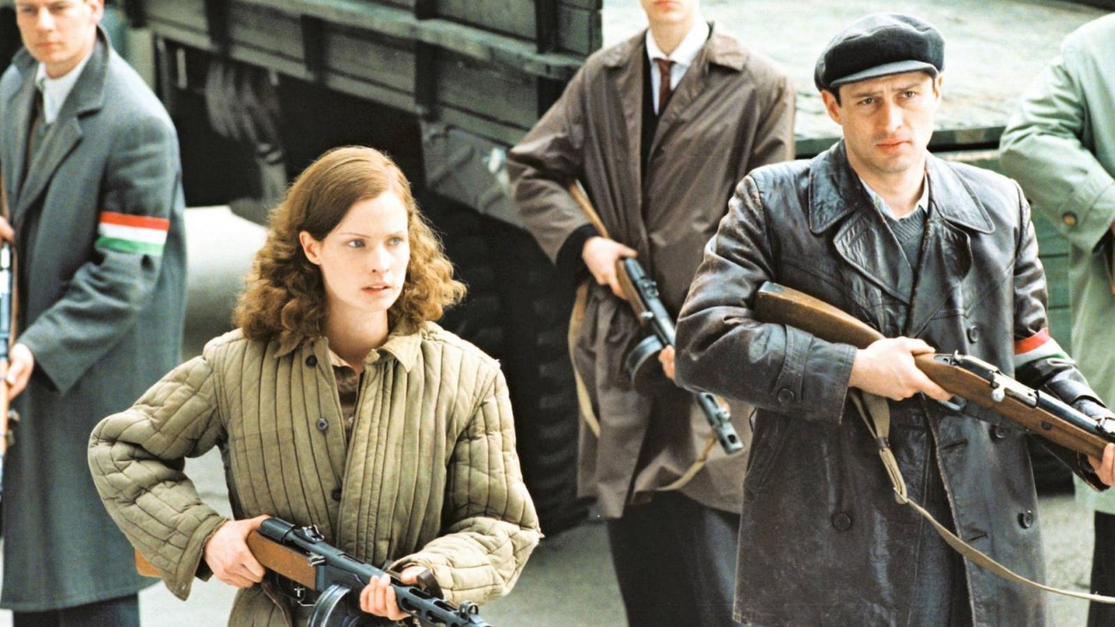 SZABADSÁG, SZERELEM - Dobó Kata és Csányi Sándor a barikádra megy. Az alapötlet kiváló, a film kevésbé