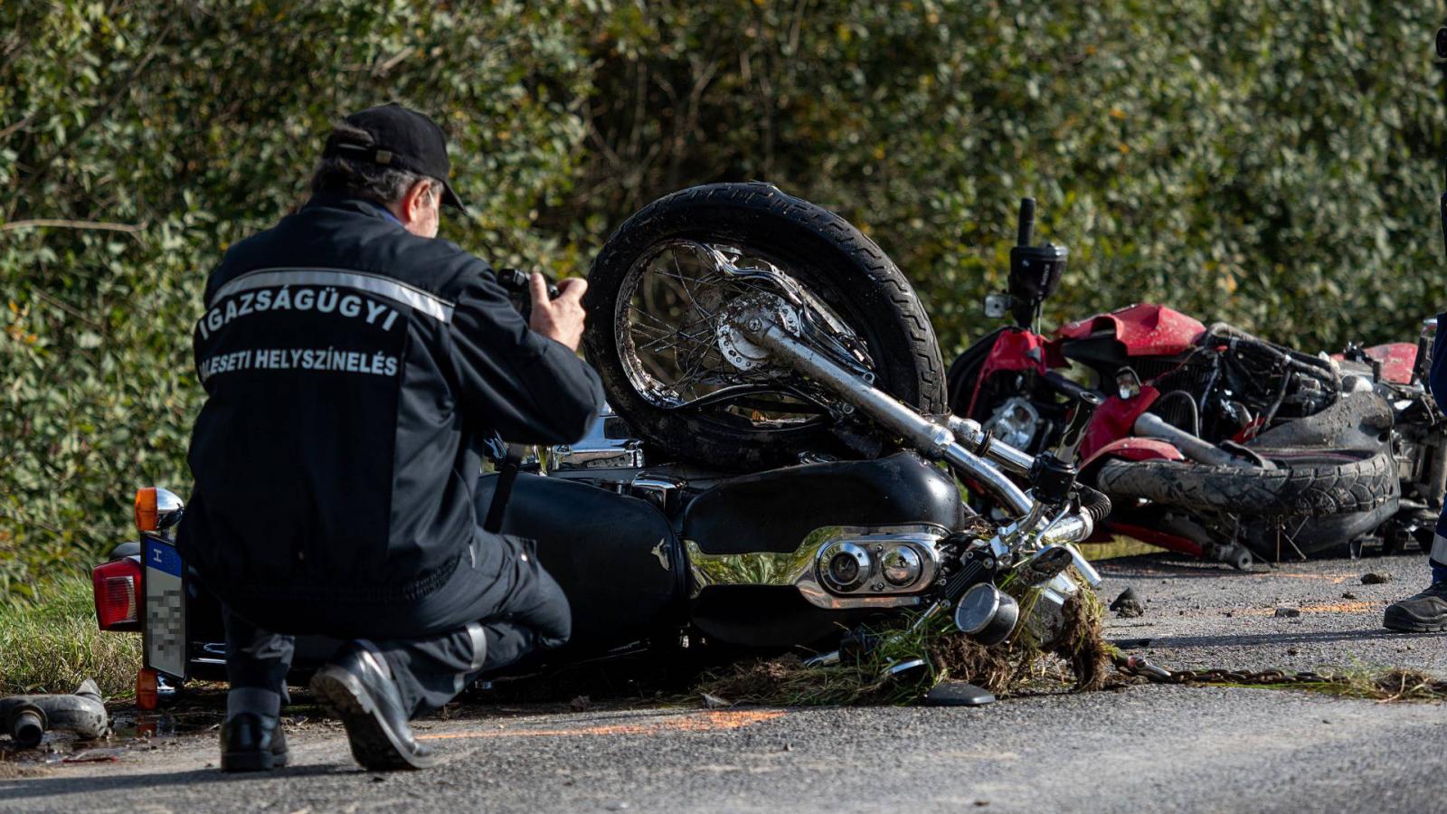 Összeroncsolódott motorkerékpárok mellett helyszínel egy rendőr az 51-es főút 140-es kilométerénél, Dusnok közelében