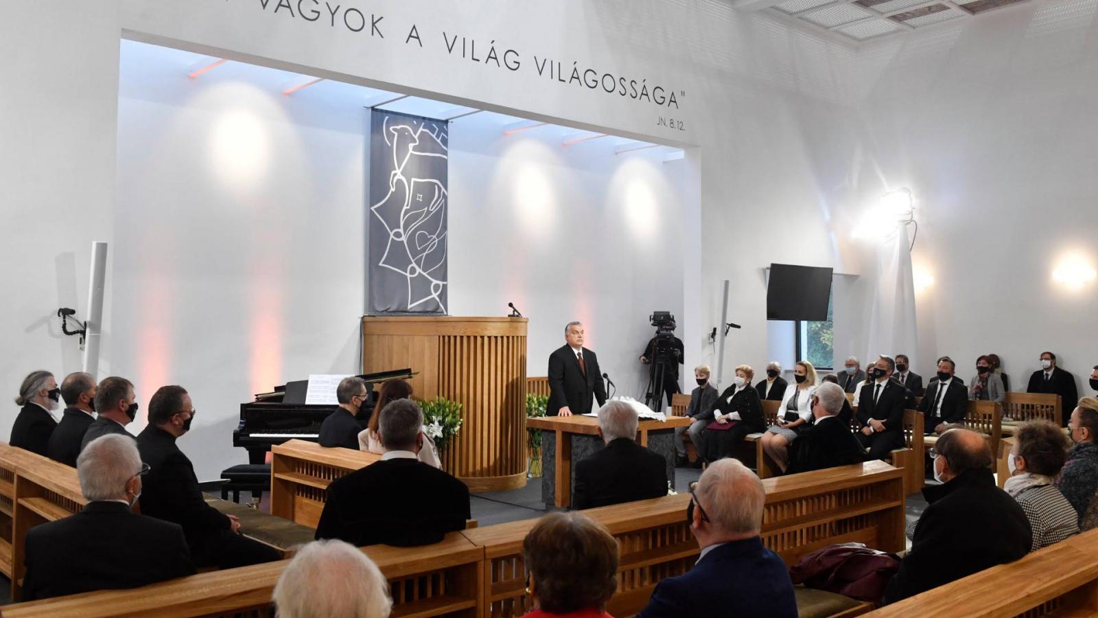 Orbán Viktor beszédet mond hálaadó istentiszteleten a csömöri református templomban, amelyet a templom felépüléséért tartottak 2020. október 31-én