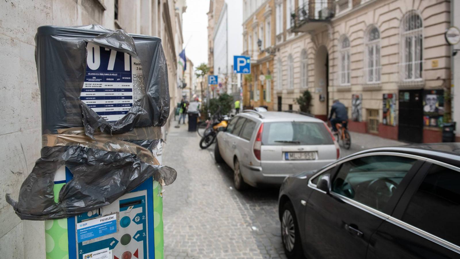 Szűk utcákban körözhetnek órákig az autók, parkolóhelyet keresve