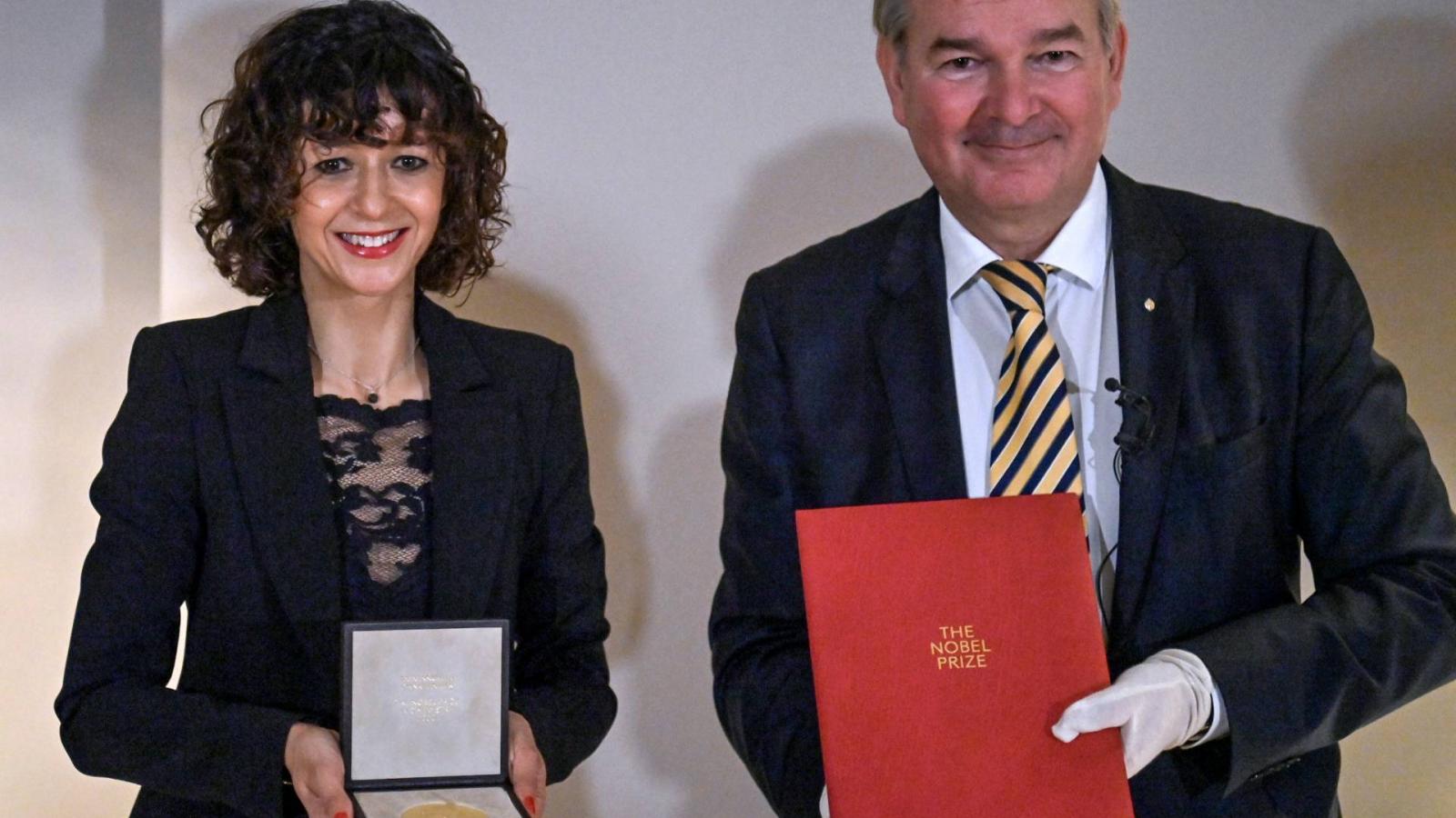 Emmanuelle Charpentier, a kémiai Nobel-díj nyertese és Per Thöresson svéd nagykövet