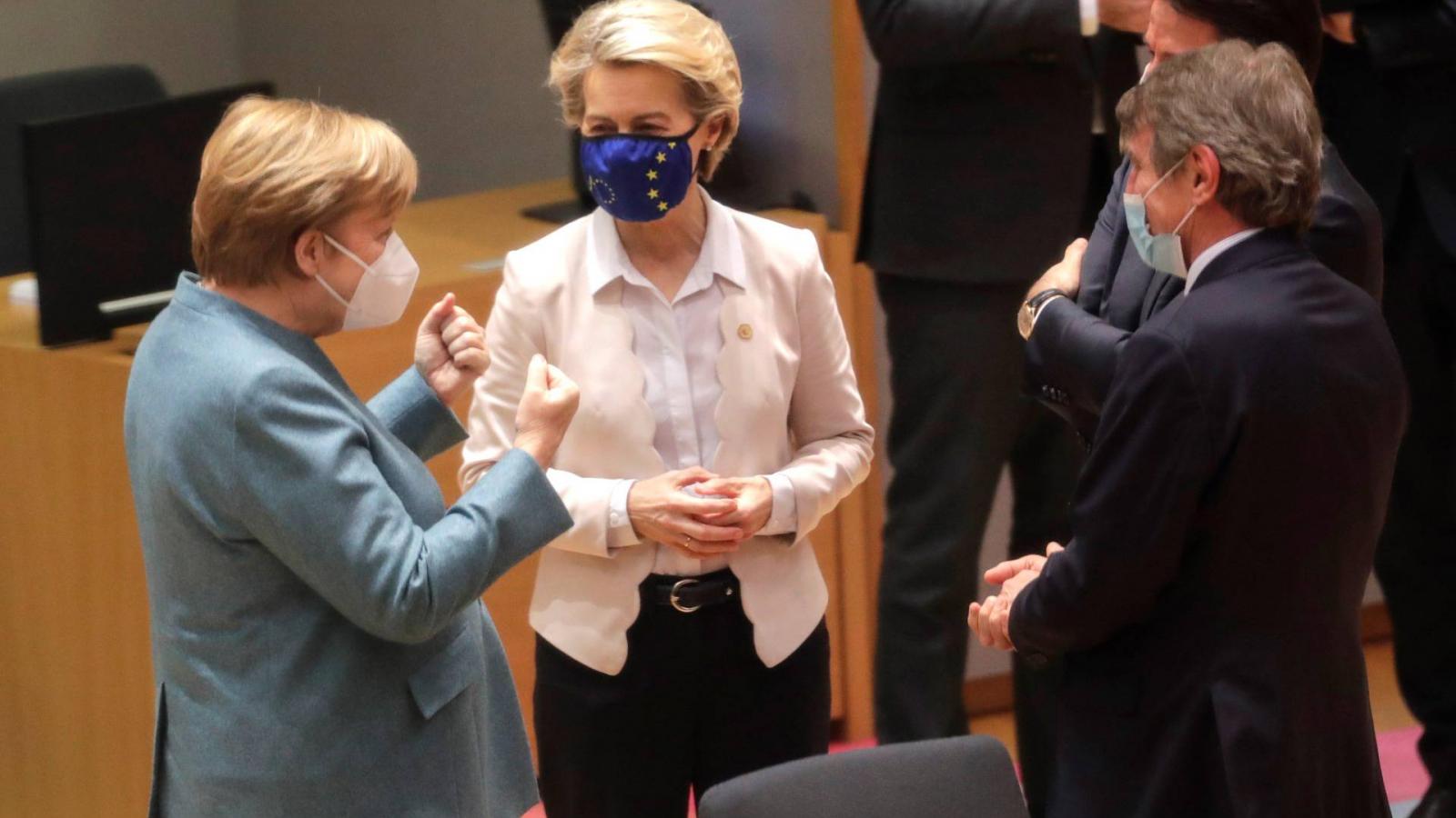 Angela Merkel német kancellár, Ursula von der Leyen, az Európai Bizottság elnöke és David Sassoli, az Európai Parlament elnöke egyeztet