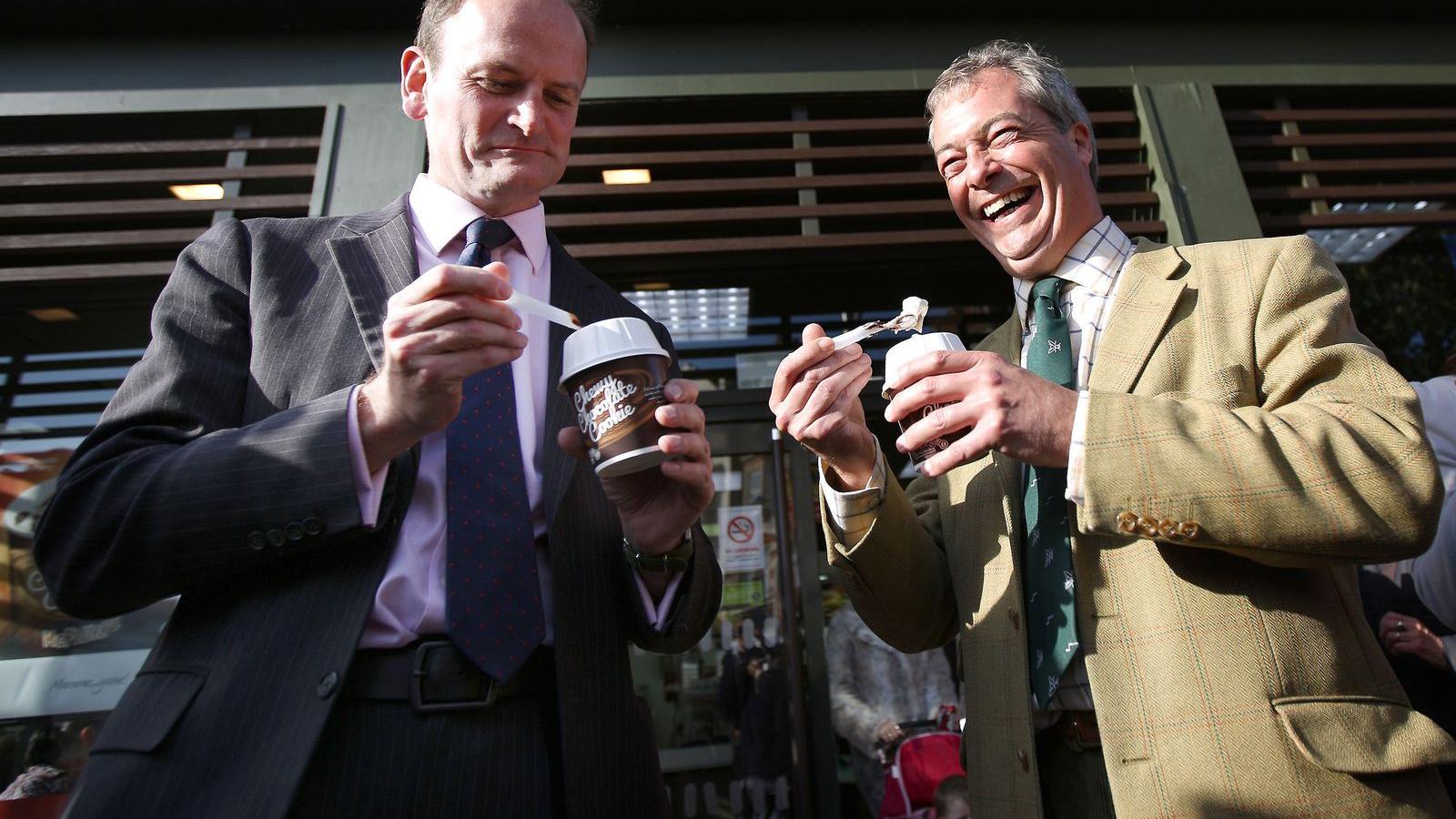 Douglas Carswell és Nigel Farage – sör helyett fagylalttal FOTÓ: EUROPRESS/GETTY IMAGES/PETER MACDIARMID.