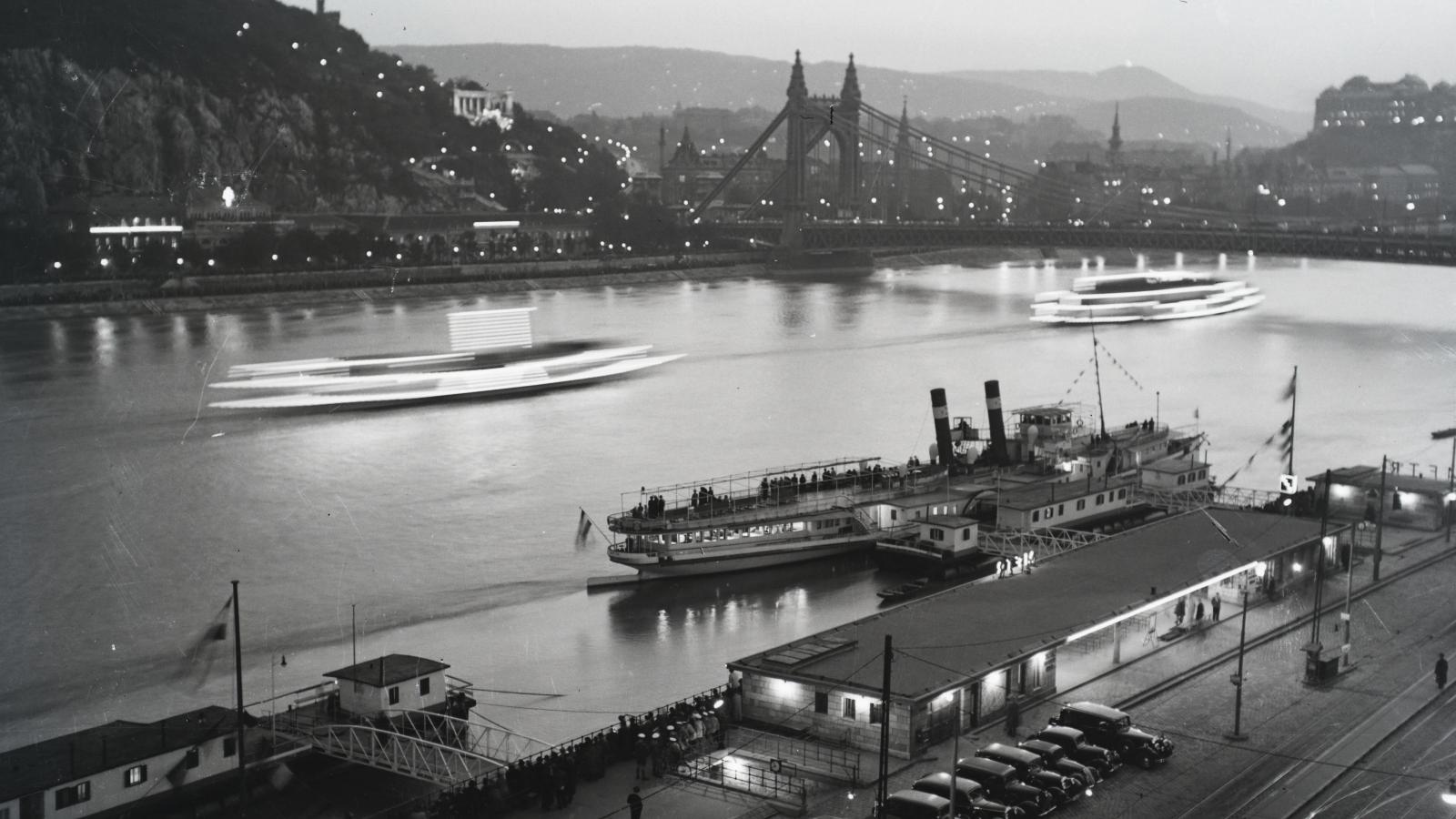 Budapesti látkép 1938-ban. Az előtérben a Deák Ferencz lapátkerekes gőzhajó.