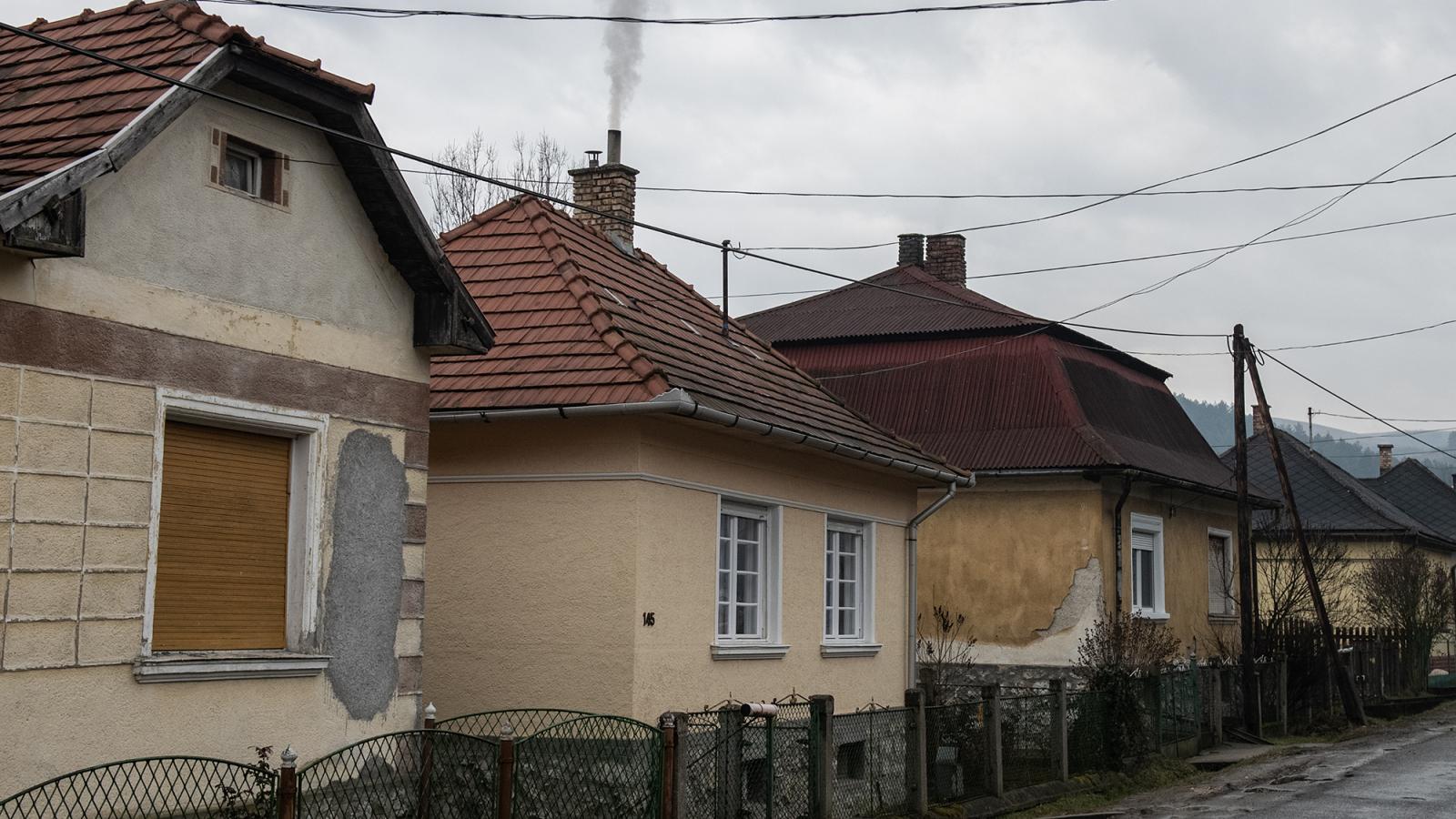 2020. február 10. Borsodbóta faluriport, Borsod- Abaúj- Zemplén megyei település. A képen füstölő kémények, füst és szmog. Fotó: Béres Márton