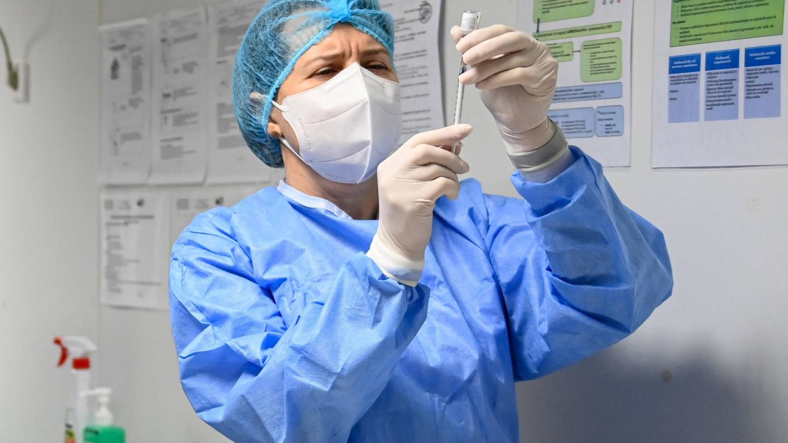 Egészségügyi dolgozók oltása Bukarestben.