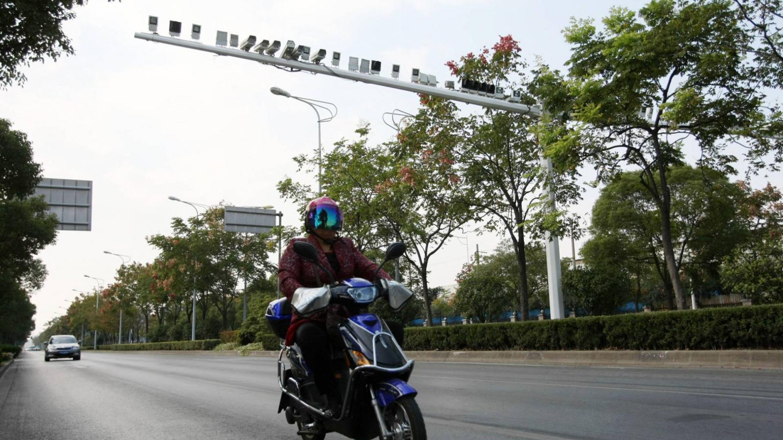 Chinese netizens shocked by numerous surveillance cameras on one single beam