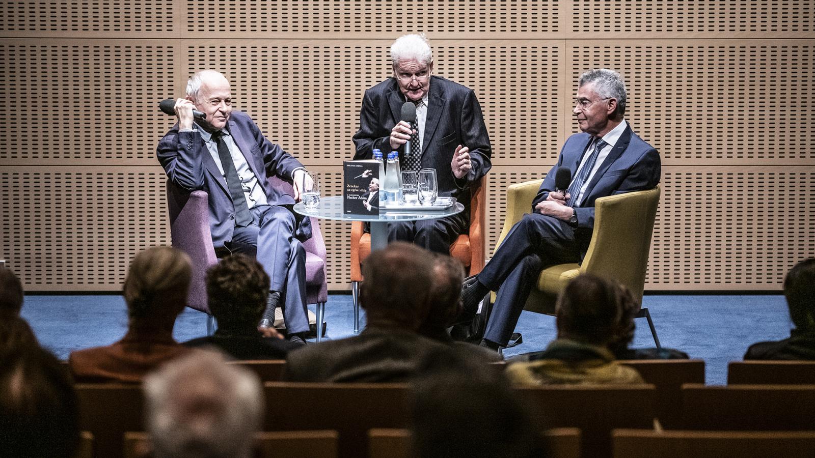 Fischer Ádám, Martin József a szerző és Oplatka András