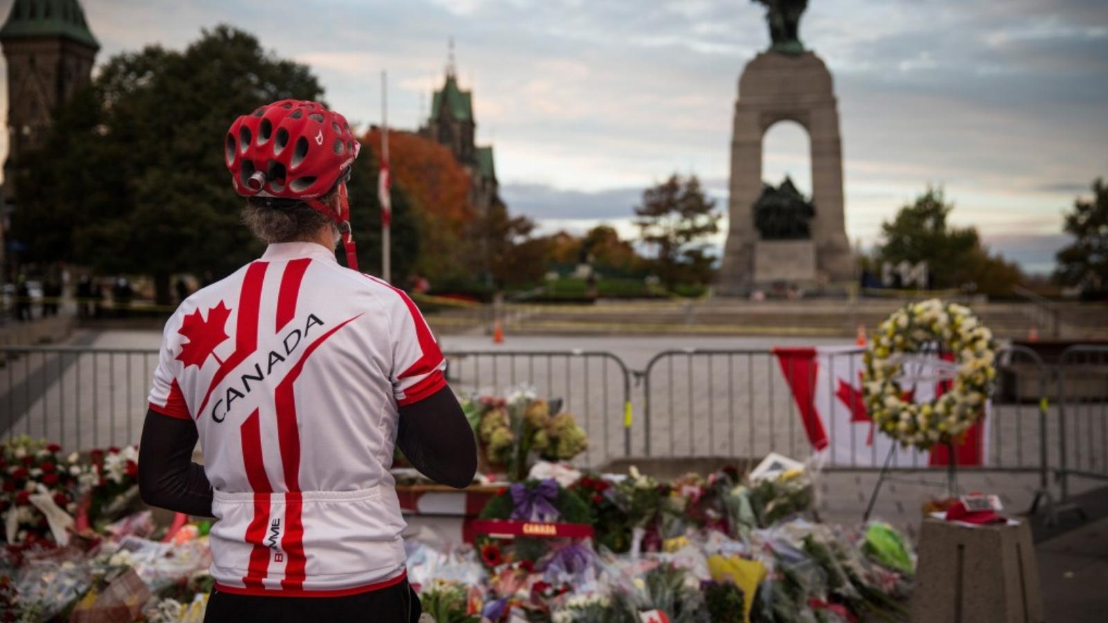 Virágok a merénylet színhelyén, Ottawában FOTÓ: EUROPRESS/GETTY IMAGES/ANDREW BURTON